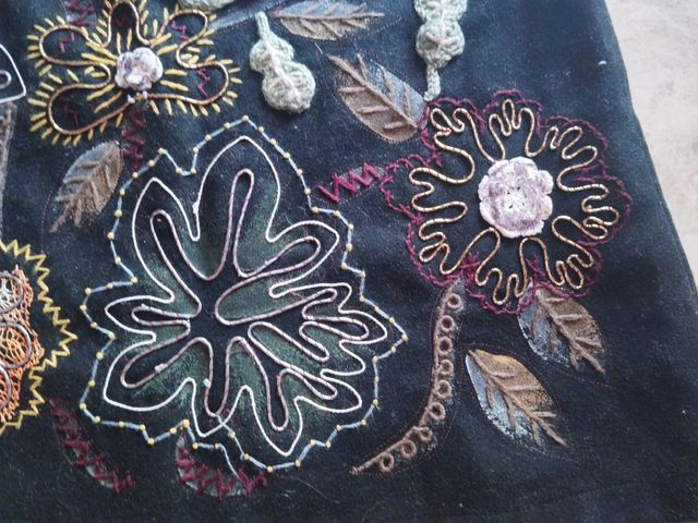 Falda Desigual negra bordada