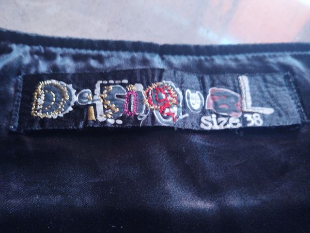 Falda Desigual negra bordada