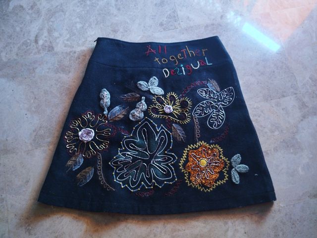 Falda Desigual negra bordada
