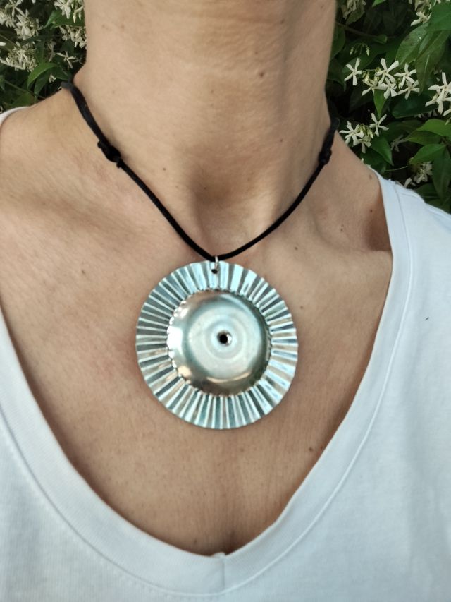 Colgante collar ferreña pandereta.