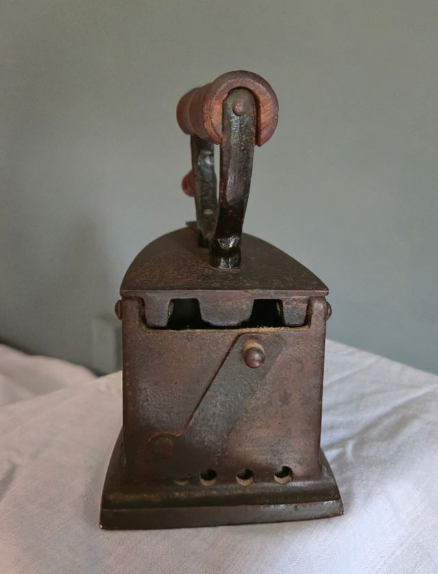 Plancha antigua de hierro muy bonita.