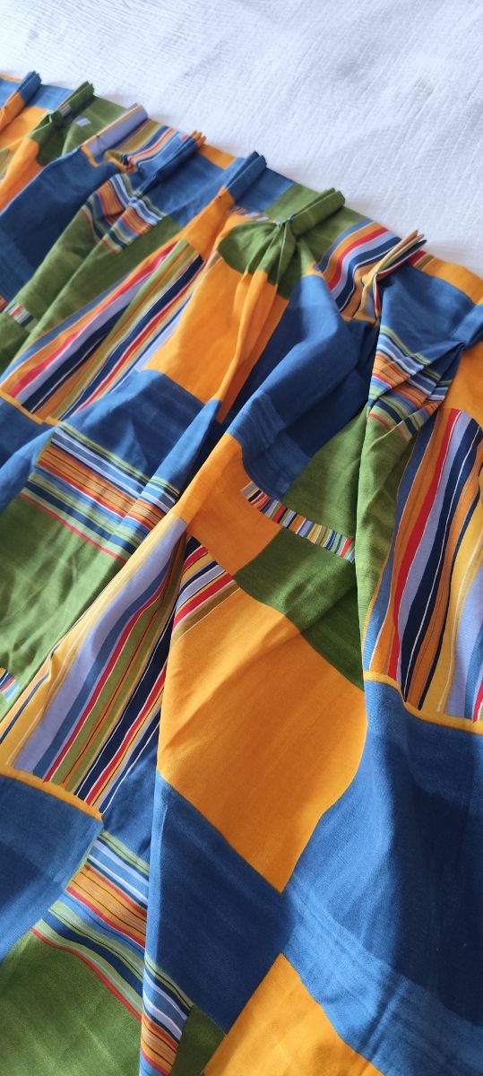 Cortina infantil multicolor, como nueva