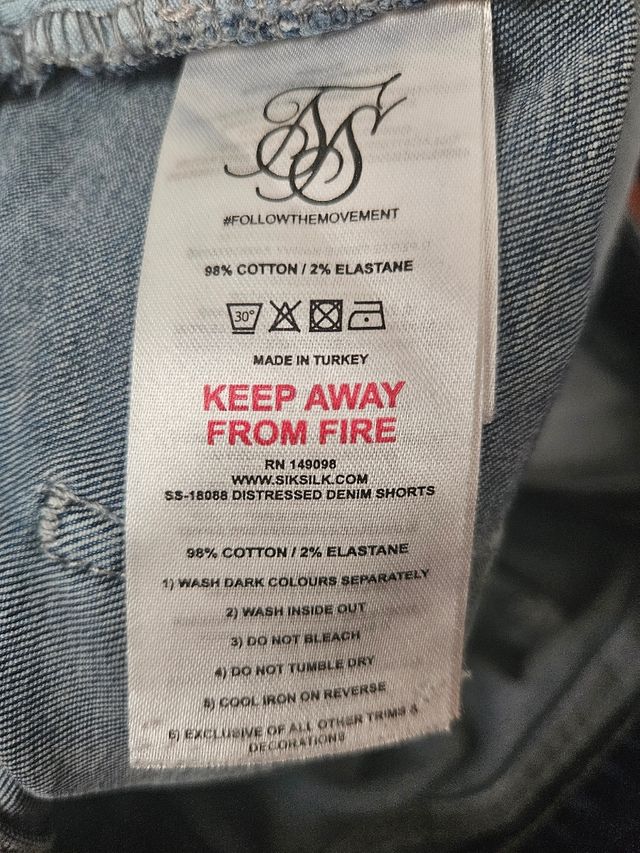 Shorts vaqueros SikSilk rotos