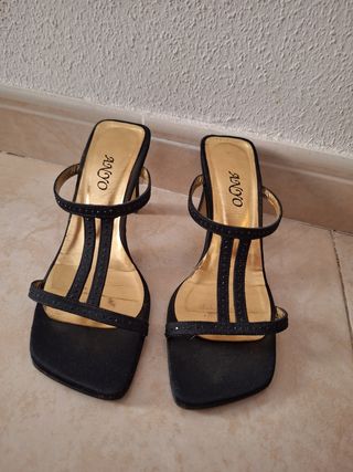 Sandalias negras tacón