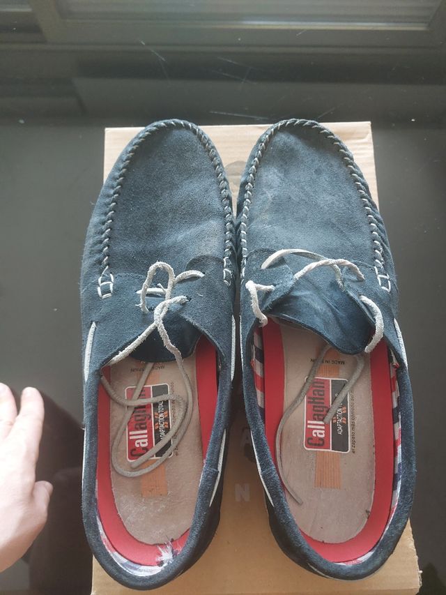 Náuticos Callaghan ante azul marino