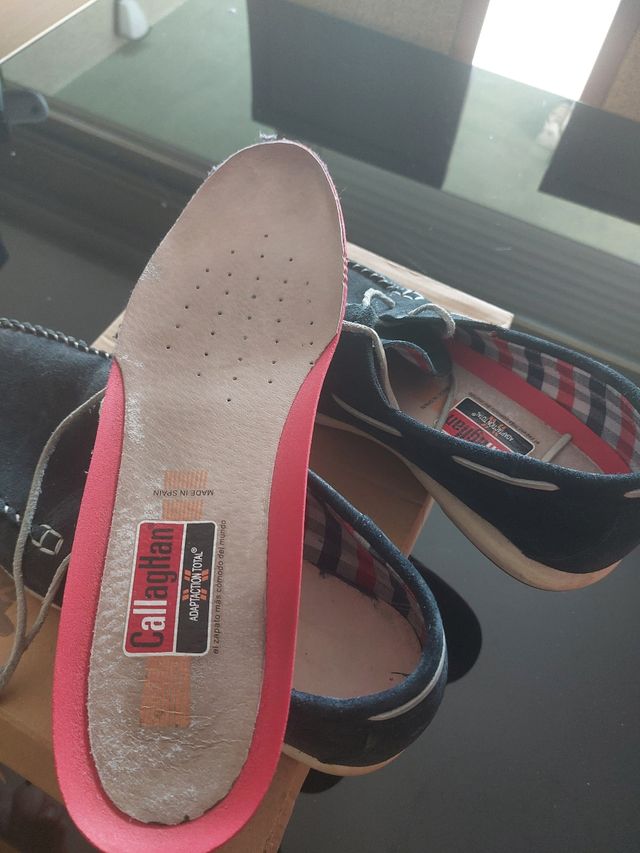 Náuticos Callaghan ante azul marino