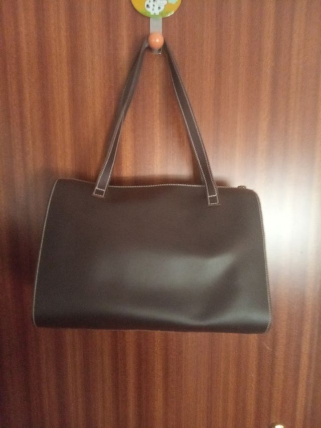 Bolso marrón piel campero.