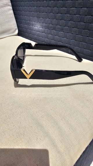 Gafas sol V - negras y doradas