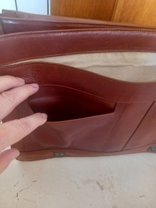 Maletín piel marrón porta documentos y portátil.