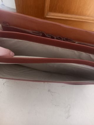 Maletín piel marrón porta documentos y portátil.