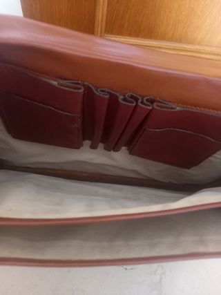 Maletín piel marrón porta documentos y portátil.