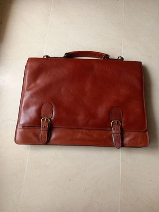 Maletín piel marrón porta documentos y portátil.