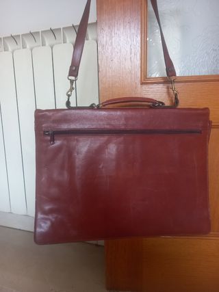 Maletín piel marrón porta documentos y portátil.