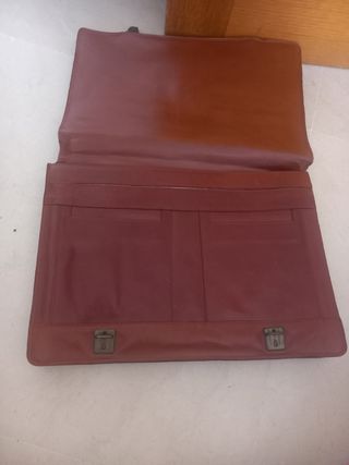 Maletín piel marrón porta documentos y portátil.