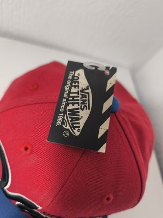 Gorra Vans roja y azul