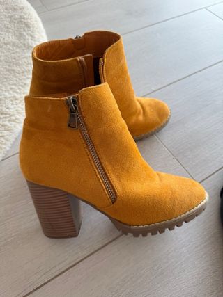 Botines tacón mostaza