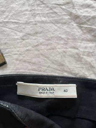 Falda midi Prada negra