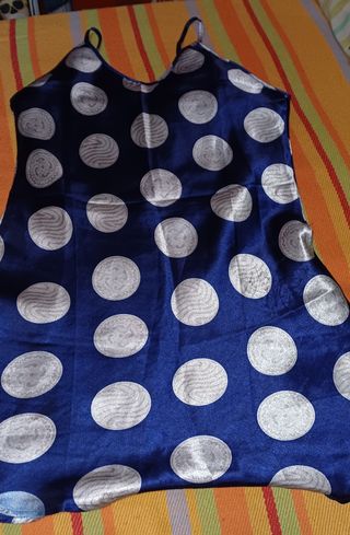 Camisón azul lunares de mujer.