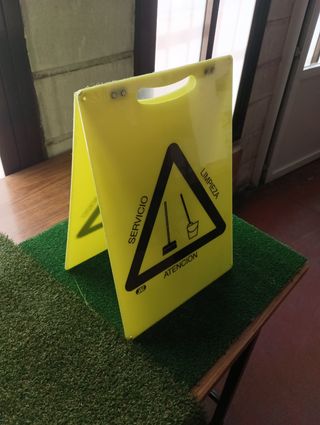 2 Señales de precaución suelo