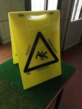 2 Señales de precaución suelo