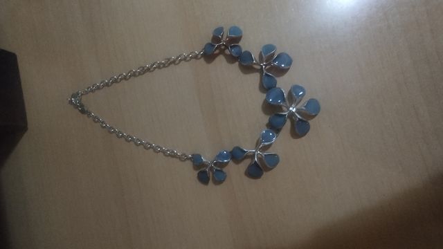 Collar flores azul plata