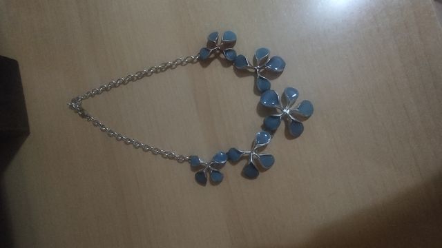Collar flores azul plata