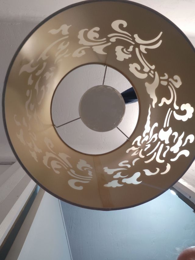 Lampara colgante beige y dorada