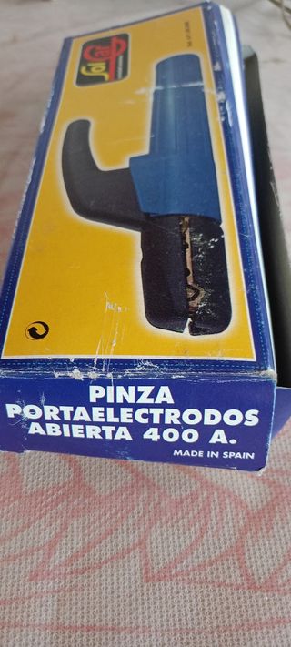 Pinza porta electrodos y pinza de masa.