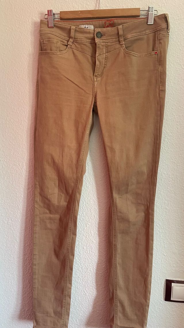 Pantalones beige elásticos