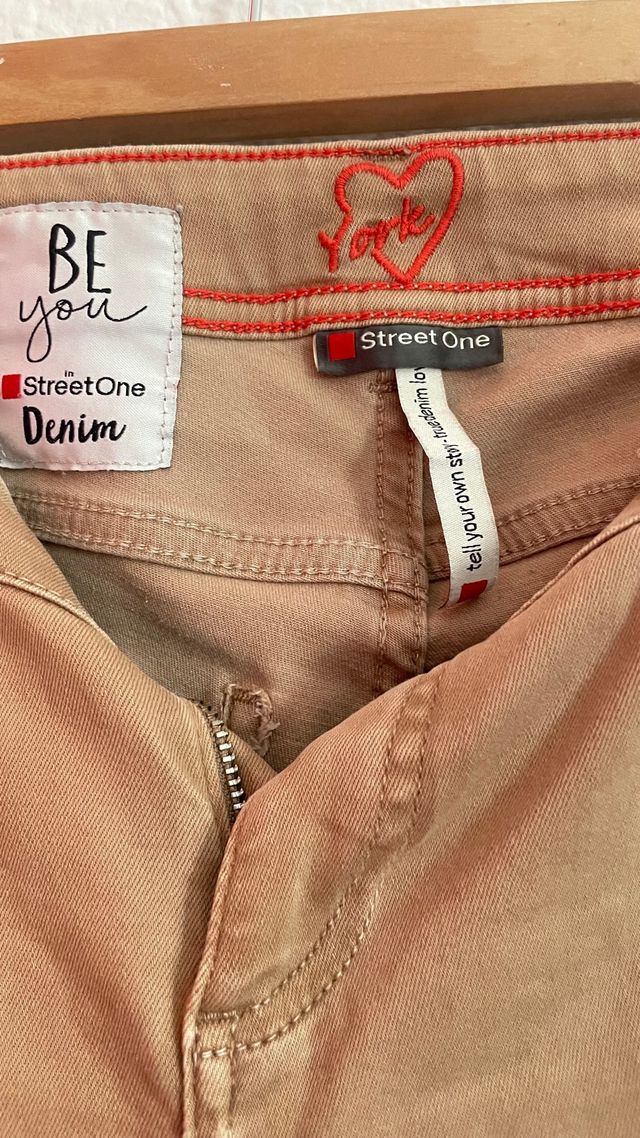 Pantalones beige elásticos