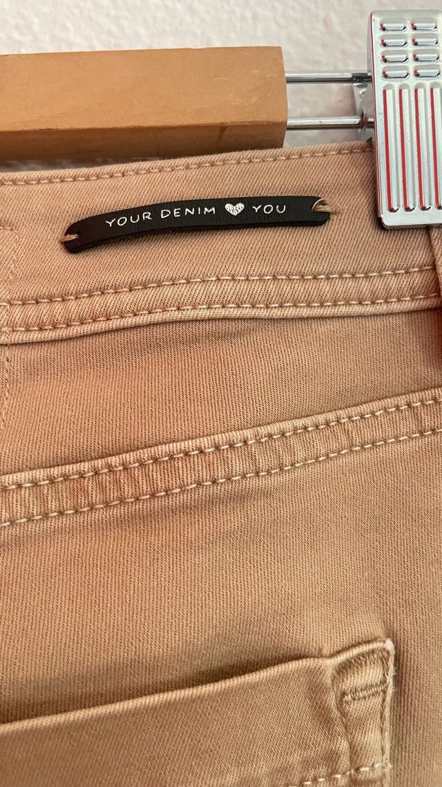 Pantalones beige elásticos