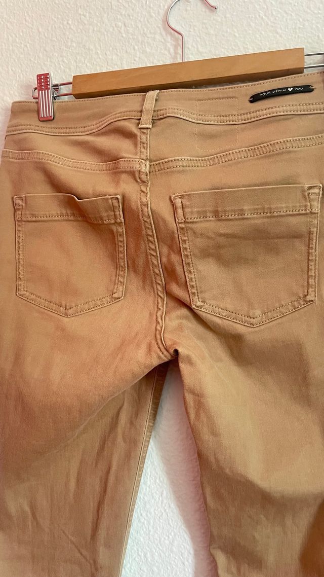 Pantalones beige elásticos