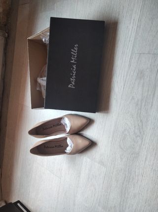 Se venden zapatos de tacón tono nude