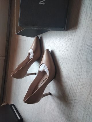 Se venden zapatos de tacón tono nude