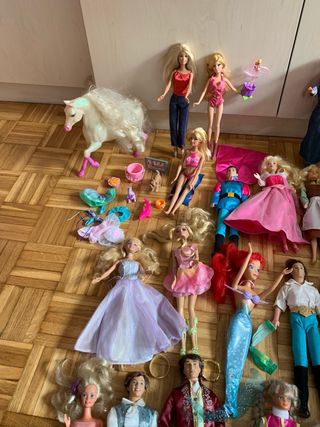 Lote de muñecas Barbie y Ken