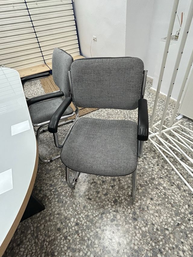 mesa reuniones  + 4 sillas (se venden aparte)