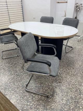 tavolo da riunione + 4 sedie (vendute separatamente)