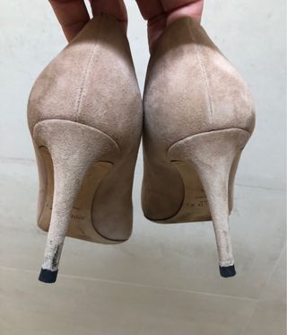 Tacones Jimmy Choo. color beige
