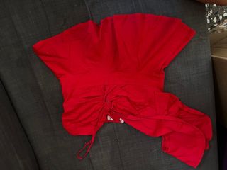 Vaqueros rotos blancos, Falda negra & Blusa roja