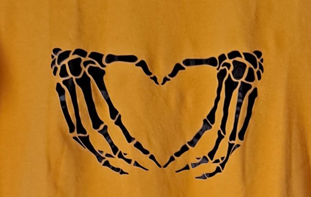 Camiseta amarilla mano esqueleto corazón