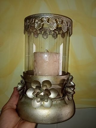 Farol metálico con vela.