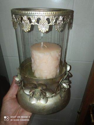 Farol metálico con vela.