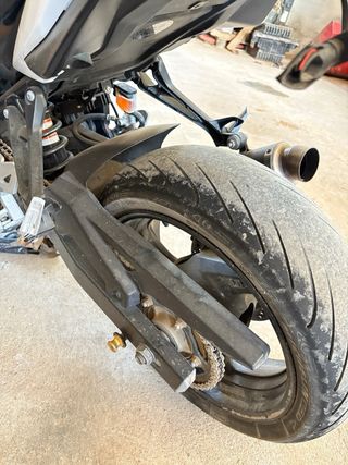 Suzuki GSR 750 blanca