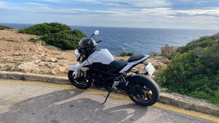 Suzuki GSR 750 blanca