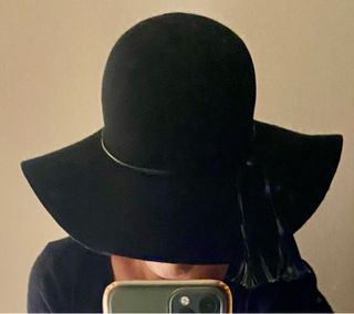 Cappello nero a tesa larga