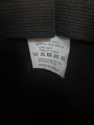 Cappello nero a tesa larga