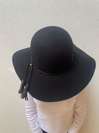 Cappello nero a tesa larga