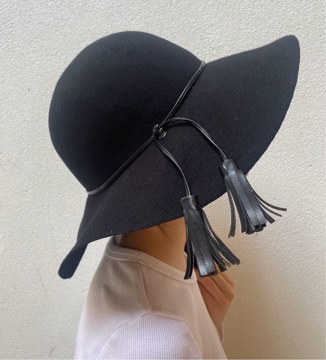 Cappello nero a tesa larga