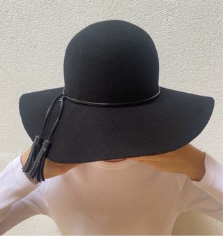 Cappello nero a tesa larga
