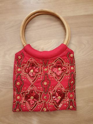 Bolso rojo con asas de madera